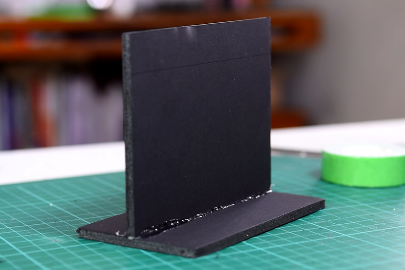 How to make a projector with cardboard?