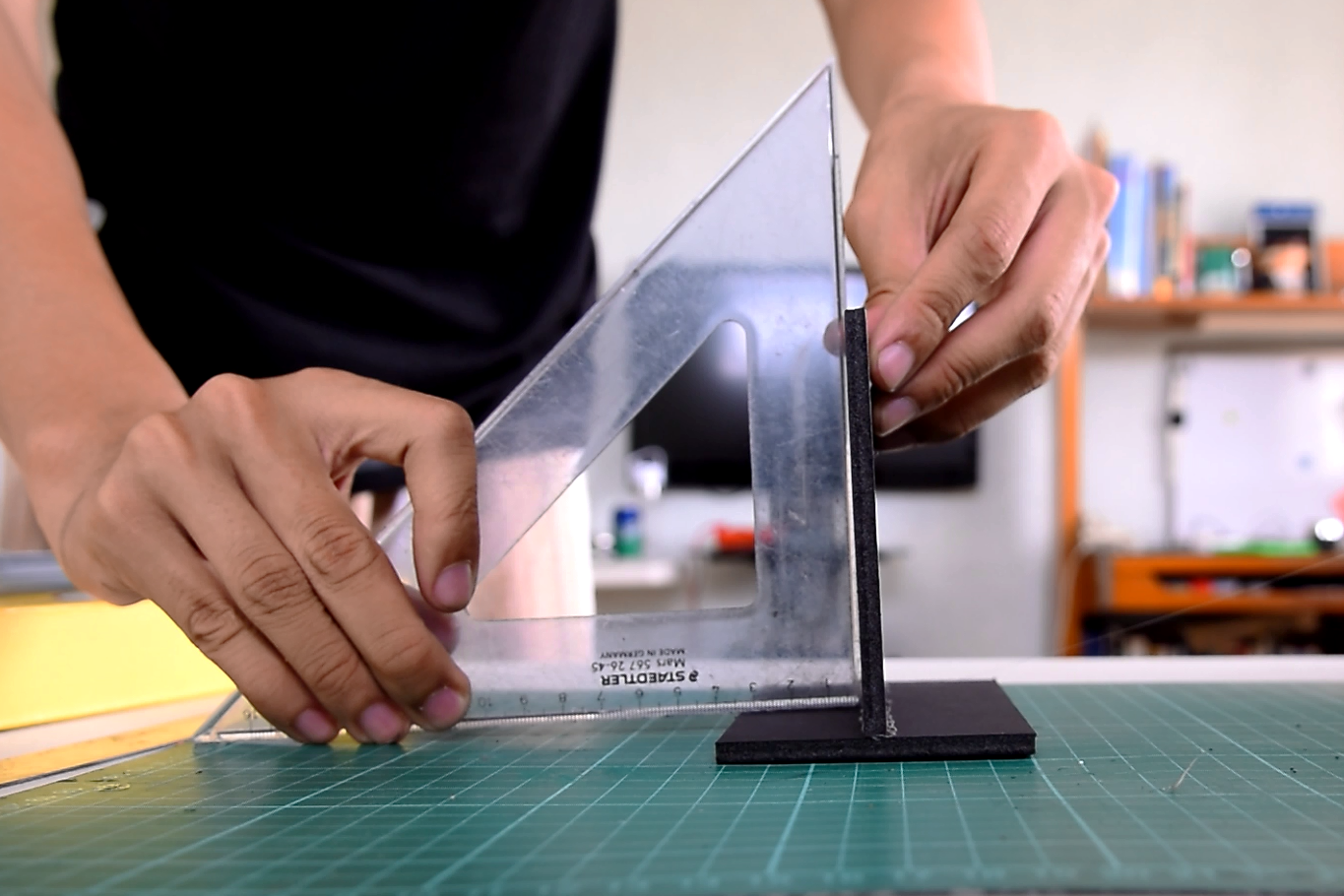 How to make a projector with cardboard?