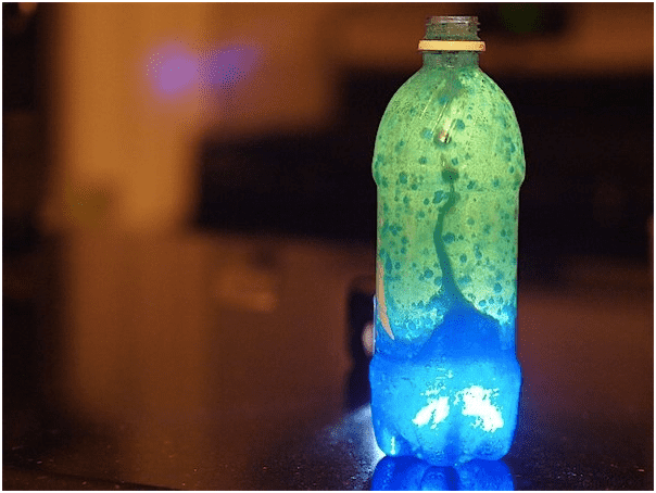 making a lava lamp science experiment