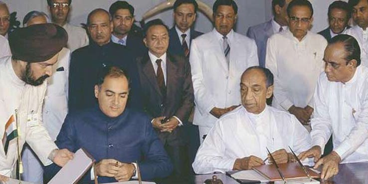 Rajiv Gandhi and J R Jayewardene signing the Accord