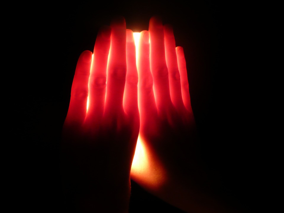 Vein-visible DIY experient. When the visible white light scatters and reaches the palm of a hand, placed nearby, the red light, with a high wavelength, passes through the hand, while the remaining lights with lower wavelengths gets absorbed or emitted by the palm. 